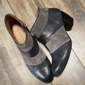 Comfortiva leather black/grey ankle boot size 9M